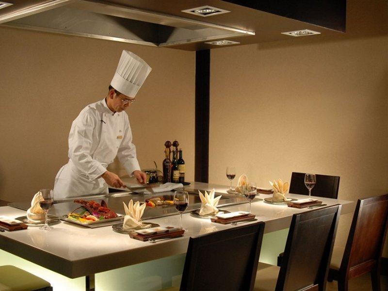 Hotel Nikko Тяньцзінь Екстер'єр фото A chef at work