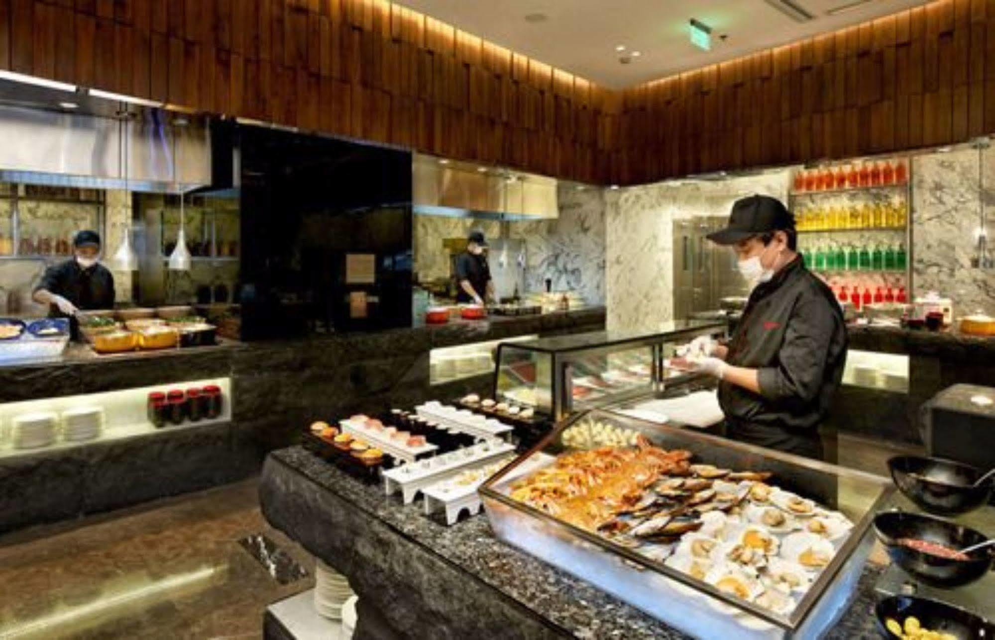 Hotel Nikko Тяньцзінь Екстер'єр фото A sushi bar in a hotel