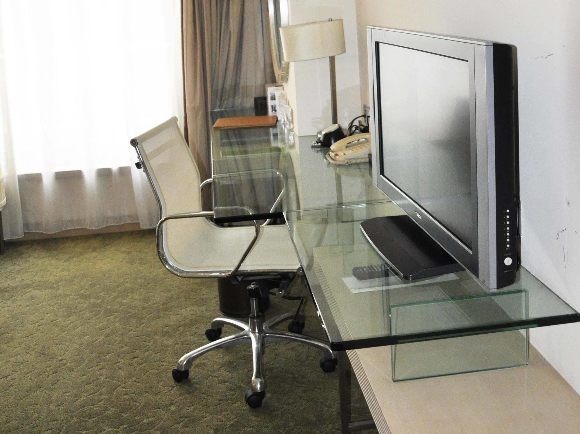 Hotel Nikko Тяньцзінь Екстер'єр фото A computer on a glass desk