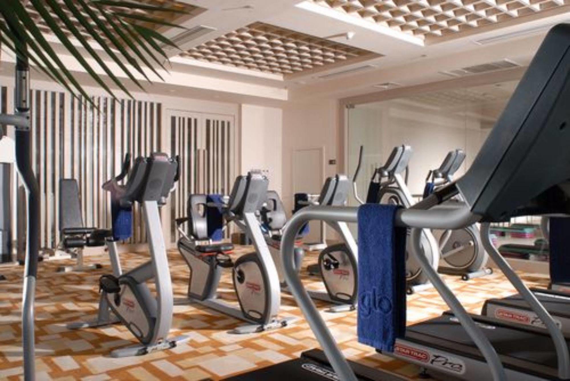 Hotel Nikko Тяньцзінь Екстер'єр фото The gym at the hotel
